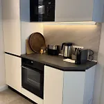 Old Town Escape - 3br With Private Garden Apartment *