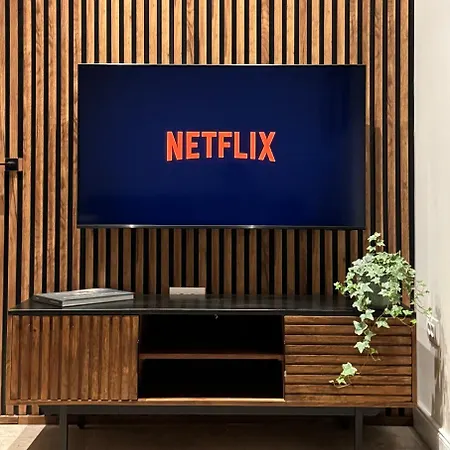 Old Town Escape - 3br With Private Garden דירה *