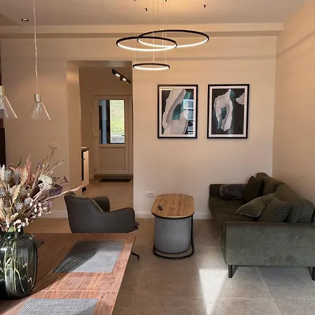 Old Town Escape - 3br With Private Garden