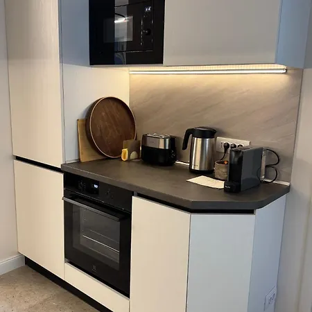 Old Town Escape - 3br With Private Garden Apartment *