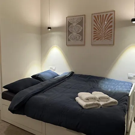 Old Town Escape - 3br With Private Garden דירה *