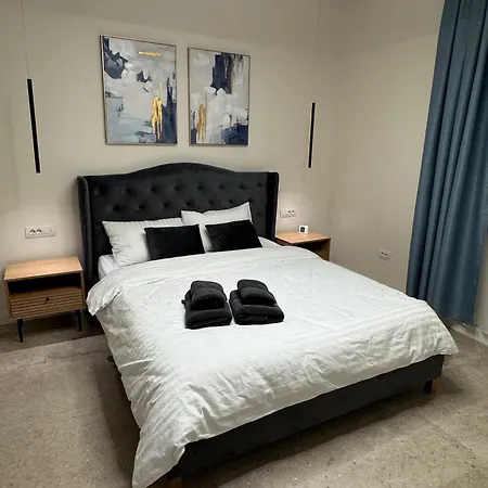 Old Town Escape - With Garden בראשוב