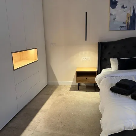 Old Town Escape - With Garden בראשוב