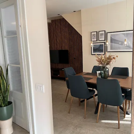 Old Town Escape - 3br With Private Garden Apartment