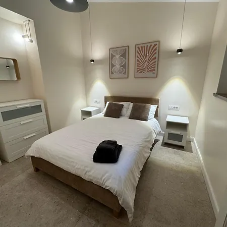 Old Town Escape - 3br With Private Garden Apartment *