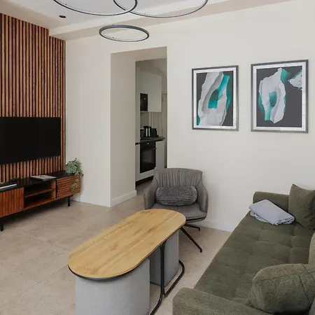 Apartment Old Town Escape - 3br With Private Garden