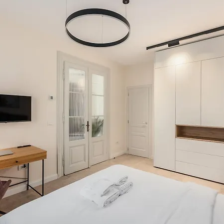 Old Town Escape - 3br With Private Garden