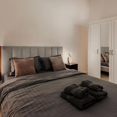 Old Town Escape - 3br With Private Garden Apartment *