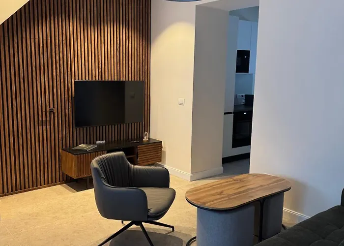 Old Town Escape - 3br With Private Garden בראשוב