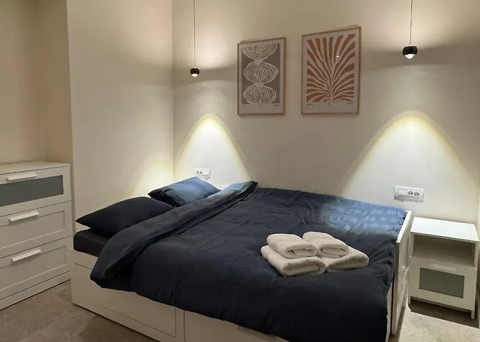 Old Town Escape - 3br With Private Garden דירה *