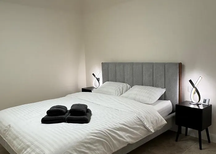 Old Town Escape - 3br With Private Garden * בראשוב