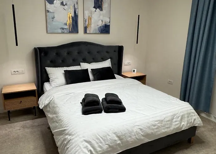 Old Town Escape - 3br With Private Garden בראשוב