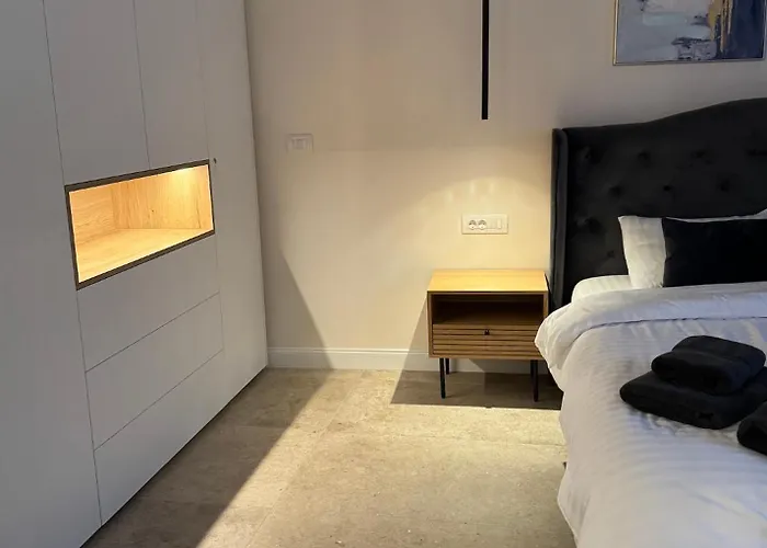 Old Town Escape - 3br With Private Garden בראשוב