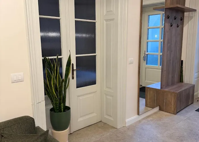 Old Town Escape - 3br With Private Garden