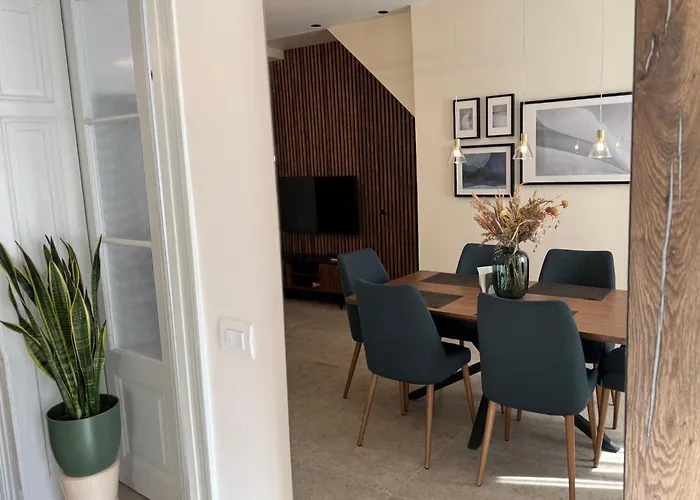 Old Town Escape - 3br With Private Garden דירה