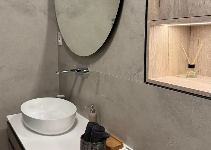 Old Town Escape - 3br With Private Garden * בראשוב